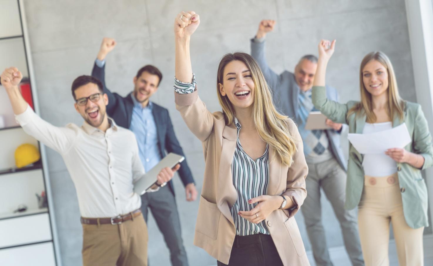 Profesjonalne studio produkcji wideo z nowoczesnym sprzętem oświetleniowym i nagraniowym